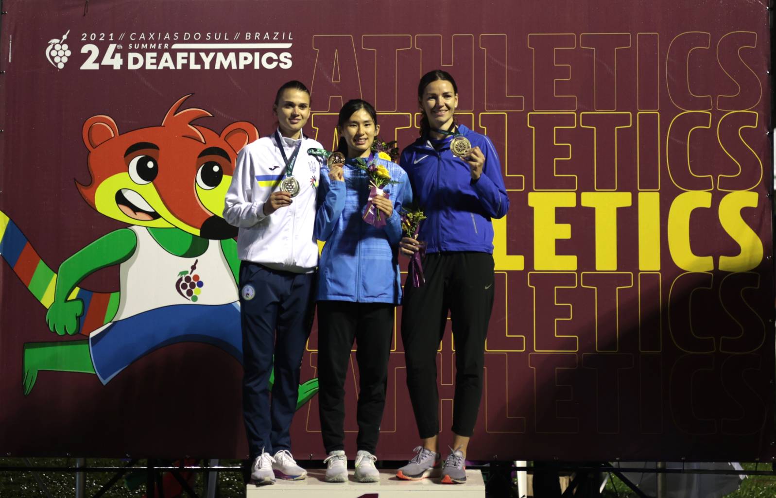 (圖)Athlete Hsu Le (middle) won gold in the 100 meter hurdles in her first appearance at the Deaflympics.